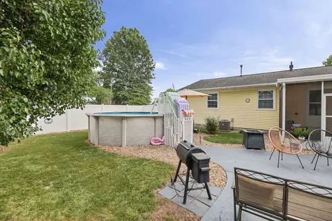 Exterior - 102 Lamar Dr, Salem, IL 62881 photo 5 of 9