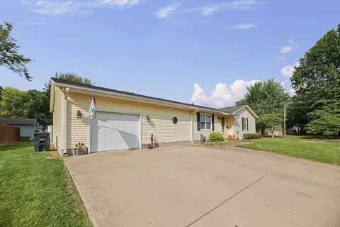 Exterior - 102 Lamar Dr, Salem, IL 62881 photo 3 of 9