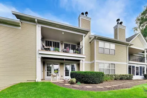 Exterior - 1012 Butternut Ln #D, Mount Prospect, IL 60056 photo 7 of 8