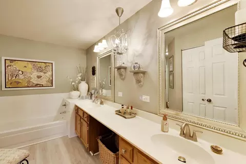 Bath - 1012 Butternut Ln #D, Mount Prospect, IL 60056 photo 1 of 3