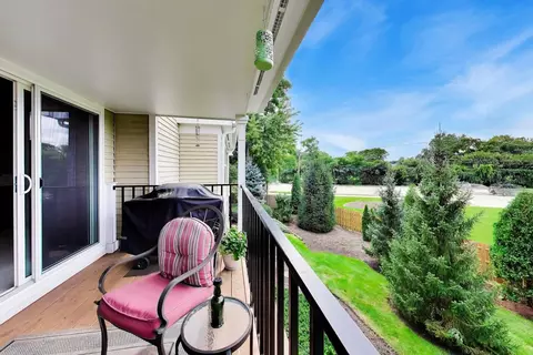 Exterior - 1012 Butternut Ln #D, Mount Prospect, IL 60056 photo 5 of 8
