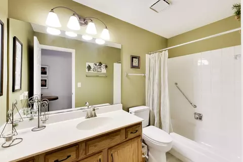 Bath - 1012 Butternut Ln #D, Mount Prospect, IL 60056 photo 3 of 3