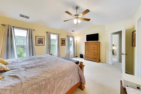 Bedroom - 1012 Butternut Ln #D, Mount Prospect, IL 60056 photo 3 of 6