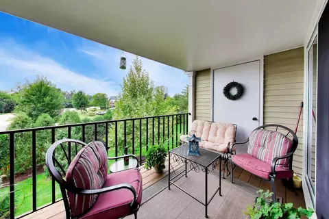 Exterior - 1012 Butternut Ln #D, Mount Prospect, IL 60056 photo 4 of 8