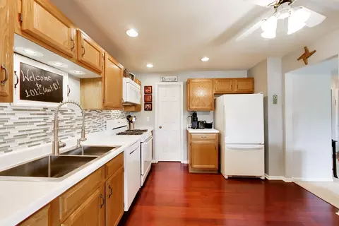 Kitchen - 1012 Butternut Ln #D, Mount Prospect, IL 60056 photo 2 of 2