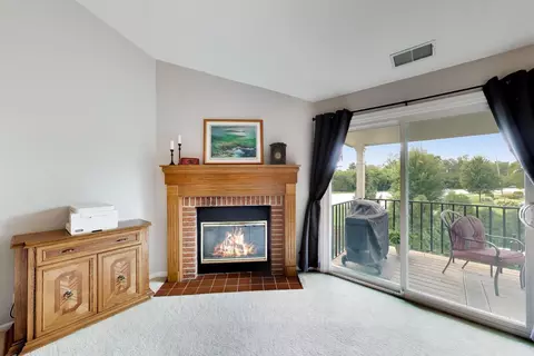 Living - 1012 Butternut Ln #D, Mount Prospect, IL 60056 photo 2 of 2