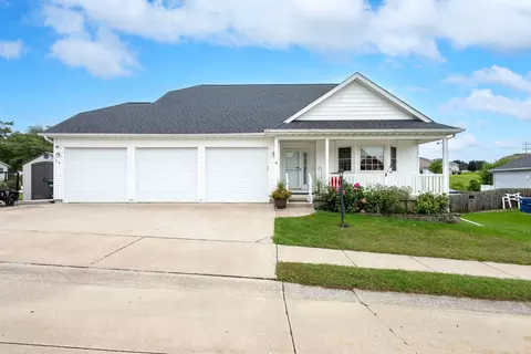 4 Hidden Valley Cir, Davenport, IA 52804