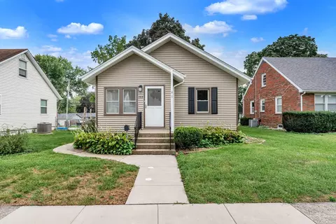 2817 Bellevue Ave, Bettendorf, IA 52722