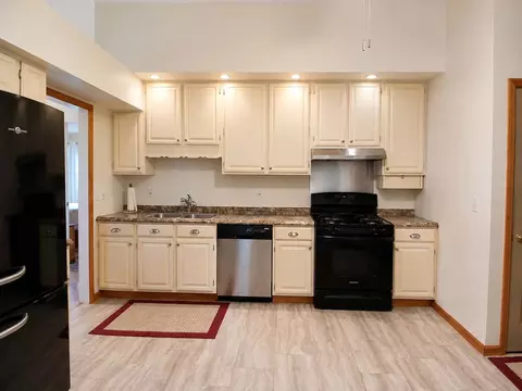 Kitchen - 1010 Fox Run Ln, Algonquin, IL 60102 photo 2 of 3