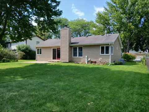 Exterior - 1010 Fox Run Ln, Algonquin, IL 60102 photo 3 of 6