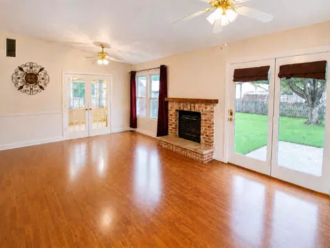 Living - 1010 Fox Run Ln, Algonquin, IL 60102 photo 5 of 6
