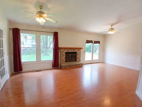 Living - 1010 Fox Run Ln, Algonquin, IL 60102 photo 2 of 6