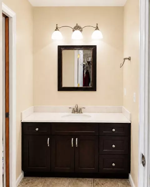 Bath - 1010 Fox Run Ln, Algonquin, IL 60102 photo 3 of 6