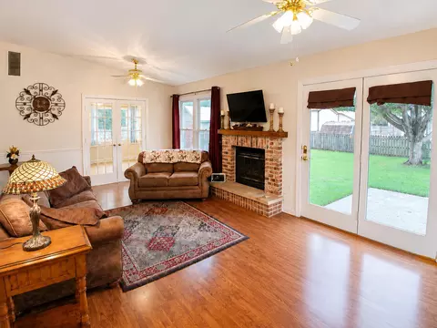 Living - 1010 Fox Run Ln, Algonquin, IL 60102 photo 4 of 6