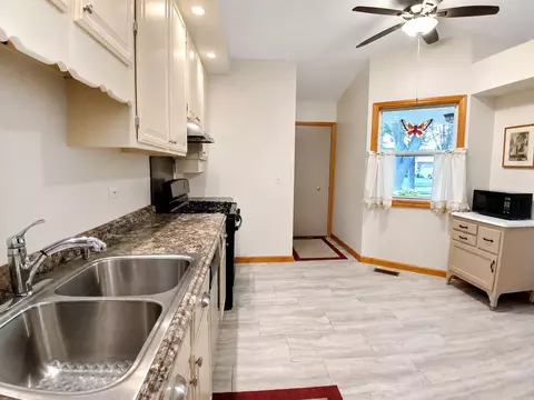 Kitchen - 1010 Fox Run Ln, Algonquin, IL 60102 photo 3 of 3