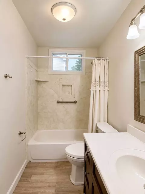Bath - 1010 Fox Run Ln, Algonquin, IL 60102 photo 4 of 6
