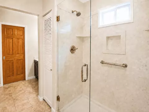 Bath - 1010 Fox Run Ln, Algonquin, IL 60102 photo 2 of 6