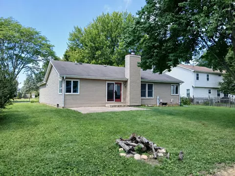 Exterior - 1010 Fox Run Ln, Algonquin, IL 60102 photo 2 of 6