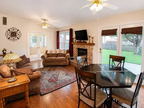 Living - 1010 Fox Run Ln, Algonquin, IL 60102 photo 3 of 6