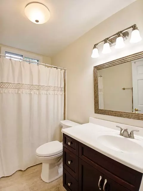 Bath - 1010 Fox Run Ln, Algonquin, IL 60102 photo 5 of 6