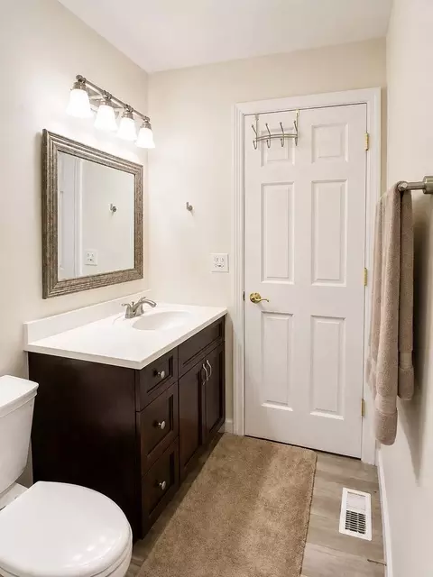Bath - 1010 Fox Run Ln, Algonquin, IL 60102 photo 6 of 6