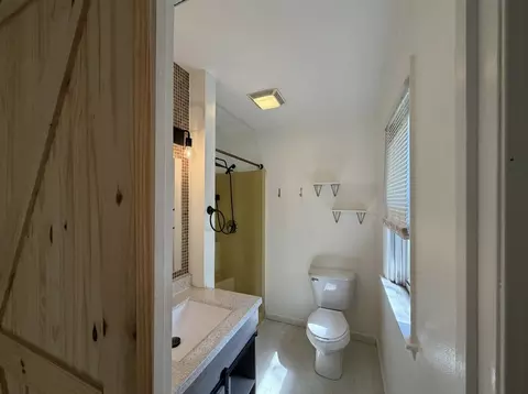 Bath - 1426 Hanson Dr, Normal, IL 61761 photo 2 of 4