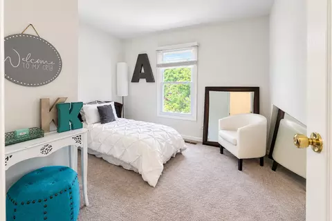 Bedroom - 1401 Knoll Dr, Naperville, IL 60565 photo 8 of 10