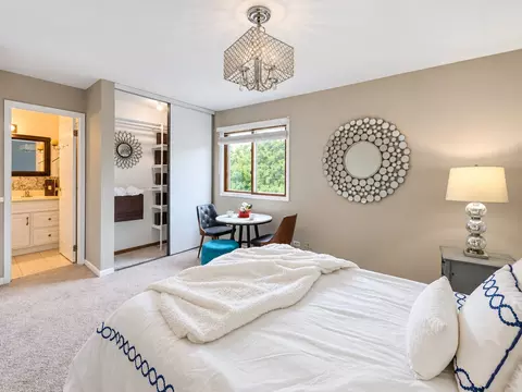 Bedroom - 1401 Knoll Dr, Naperville, IL 60565 photo 1 of 10