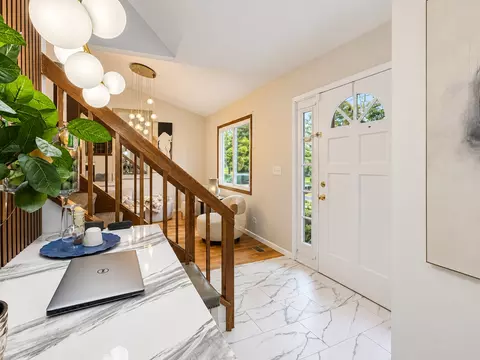 Entry Way - 1401 Knoll Dr, Naperville, IL 60565 photo 3 of 4
