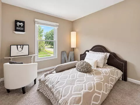 Bedroom - 1401 Knoll Dr, Naperville, IL 60565 photo 7 of 10