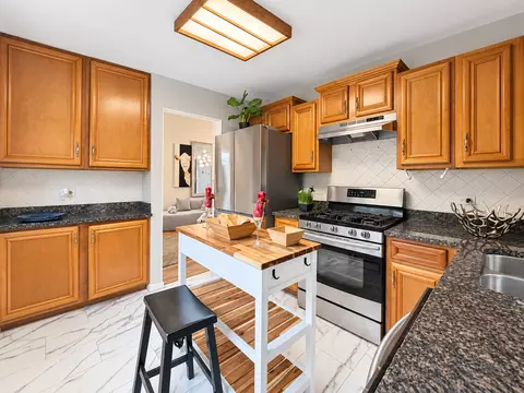 Kitchen - 1401 Knoll Dr, Naperville, IL 60565 photo 2 of 2