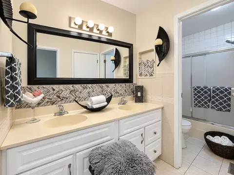 Bath - 1401 Knoll Dr, Naperville, IL 60565 photo 3 of 5