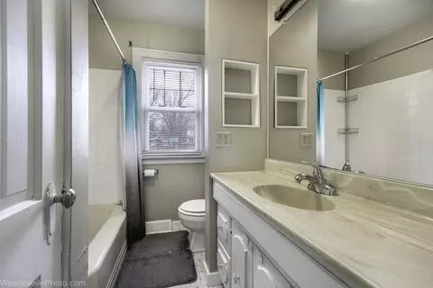 Bath - 1748 Lunt Ave, Des Plaines, IL 60018 photo 1 of 2
