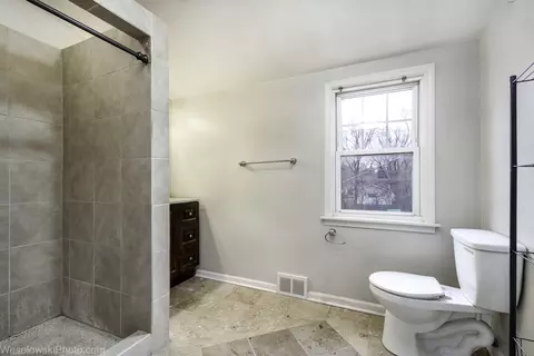 Bath - 1748 Lunt Ave, Des Plaines, IL 60018 photo 2 of 2