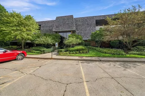 100 Red Top Dr #303, Libertyville, IL 60048