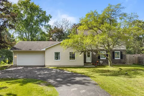 6121 Sands Rd, Crystal Lake, IL 60014