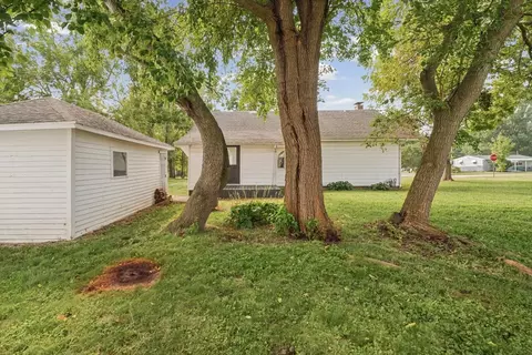 Exterior - 301 Clark St, Georgetown, IL 61846 photo 6 of 8