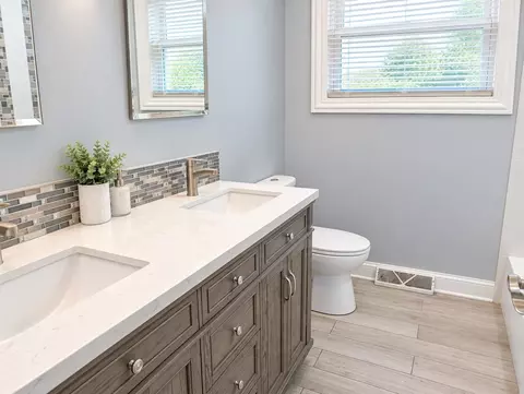 Bath - 15739 Ingleside Ave, Dolton, IL 60419 photo 1 of 4