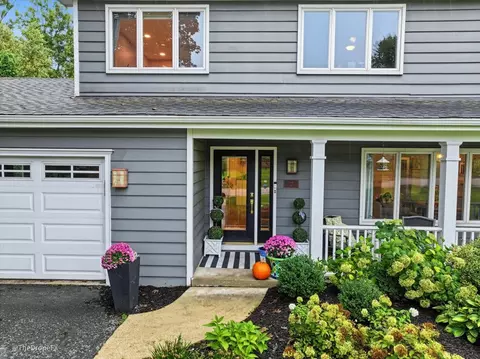 Exterior - 26 W355 Blackhawk Dr, Wheaton, IL 60189 photo 5 of 6