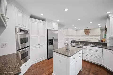 Kitchen - 26 W355 Blackhawk Dr, Wheaton, IL 60189 photo 3 of 4
