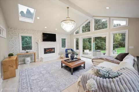 Living - 26 W355 Blackhawk Dr, Wheaton, IL 60189 photo 3 of 5