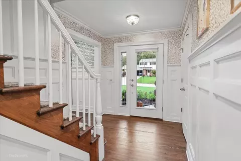 Entry Way - 26 W355 Blackhawk Dr, Wheaton, IL 60189 photo 2 of 3