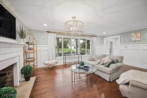 Living - 26 W355 Blackhawk Dr, Wheaton, IL 60189 photo 2 of 5