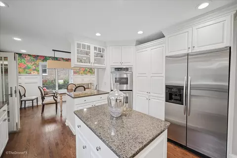 Kitchen - 26 W355 Blackhawk Dr, Wheaton, IL 60189 photo 4 of 4