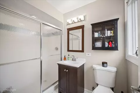 Bath - 26 W355 Blackhawk Dr, Wheaton, IL 60189 photo 2 of 3