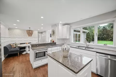 Kitchen - 26 W355 Blackhawk Dr, Wheaton, IL 60189 photo 2 of 4
