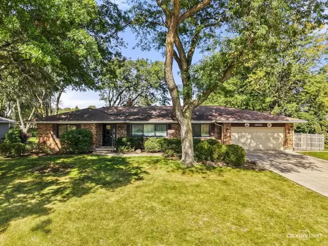 Exterior - 1930 Stephen St, Aurora, IL 60502 photo 1 of 6