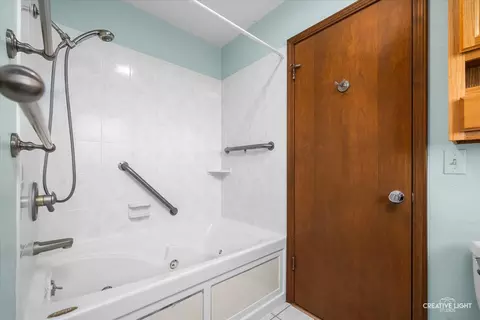 Bath - 1930 Stephen St, Aurora, IL 60502 photo 2 of 3