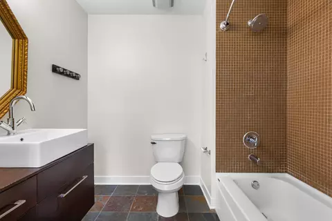 Bath - Undisclosed, Chicago, IL 60661 photo 2 of 3