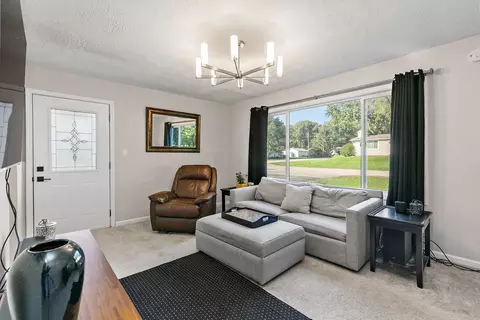 Living - 710 W Pheasant Trl, Mchenry, IL 60051 photo 1 of 3